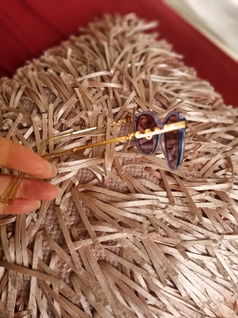 Gafas de sol Vogue moradas con detalles dorados - 2