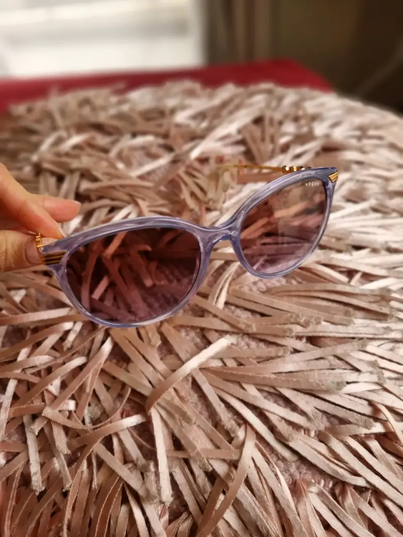 Gafas de sol Vogue moradas con detalles dorados - 3