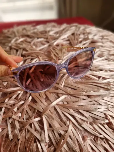 Gafas de sol Vogue moradas con detalles dorados - miniatura 3