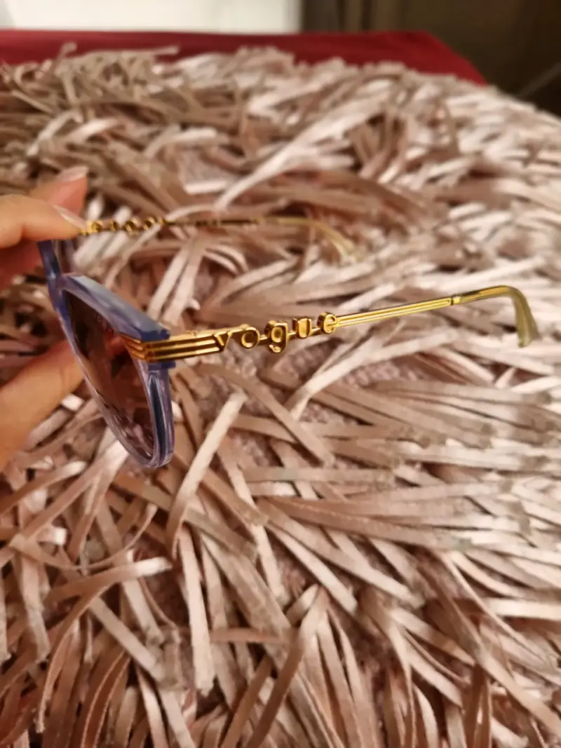 Gafas de sol Vogue moradas con detalles dorados - 5
