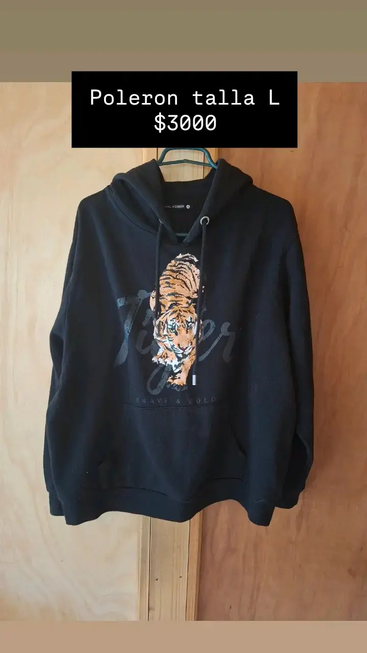 Polerón negro con diseño de tigre talla L