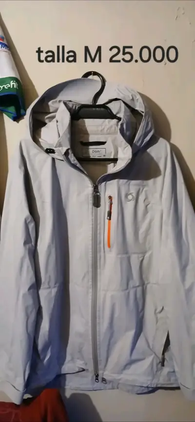 Chaqueta impermeable talla M con capucha - miniatura 1