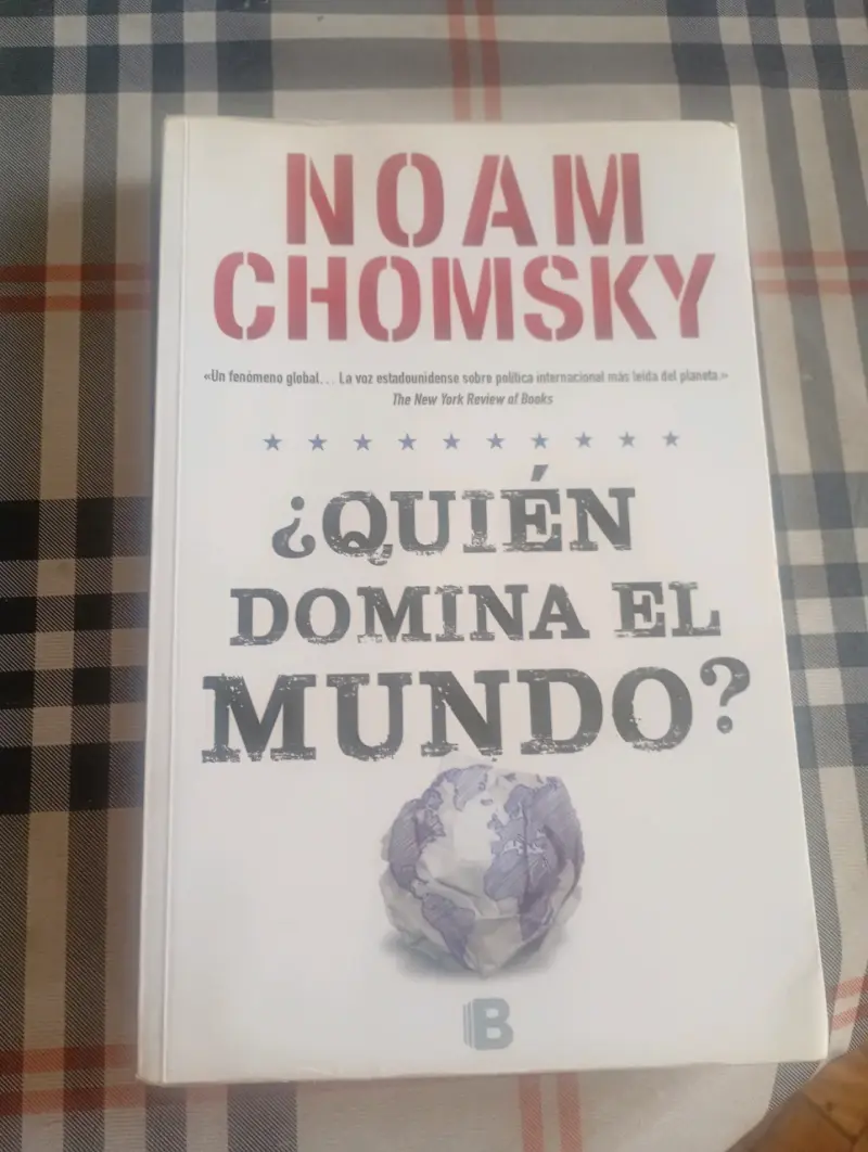 Libro '¿Quién Domina el Mundo?' de Noam Chomsky