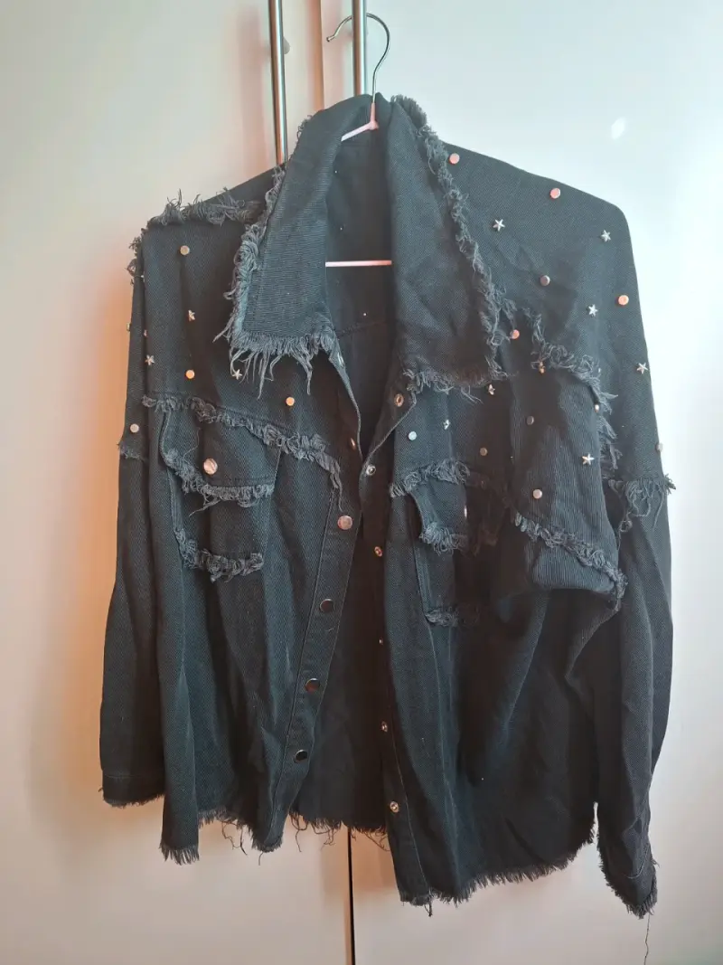 Chaqueta de mezclilla negra con tachuelas oversize - 1