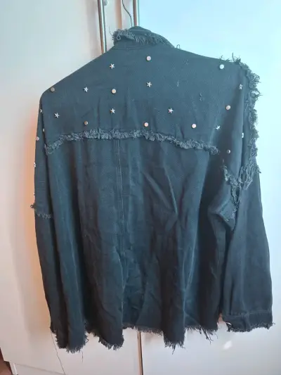 Chaqueta de mezclilla negra con tachuelas oversize - miniatura 2