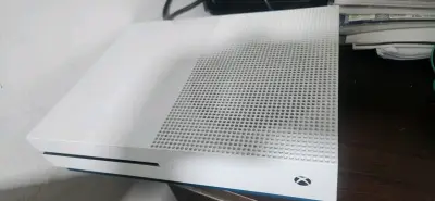 Consola Xbox One S con control blanco - miniatura 1