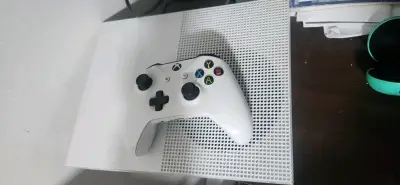 Consola Xbox One S con control blanco - miniatura 2