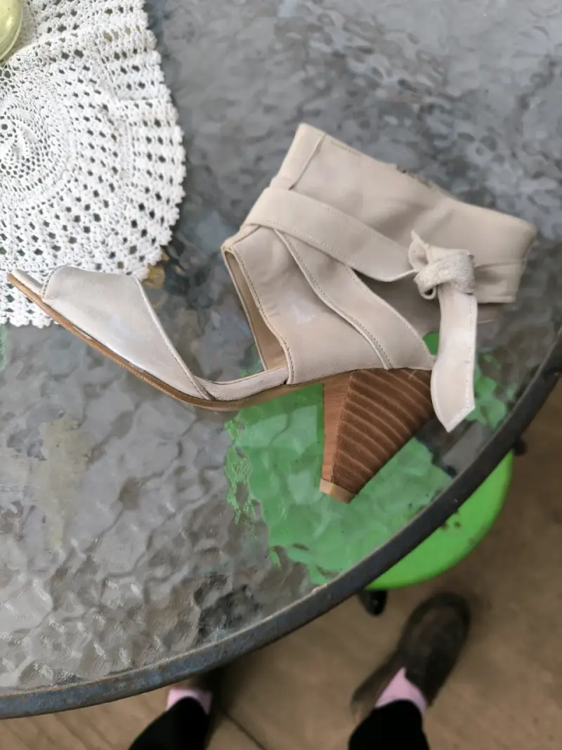 Sandalias de tacón beige con lazo