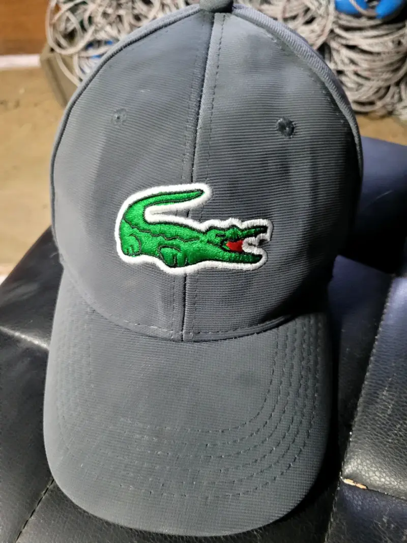Gorra gris con logo de cocodrilo bordado - 1