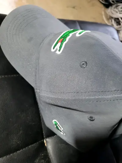 Gorra gris con logo de cocodrilo bordado - miniatura 2