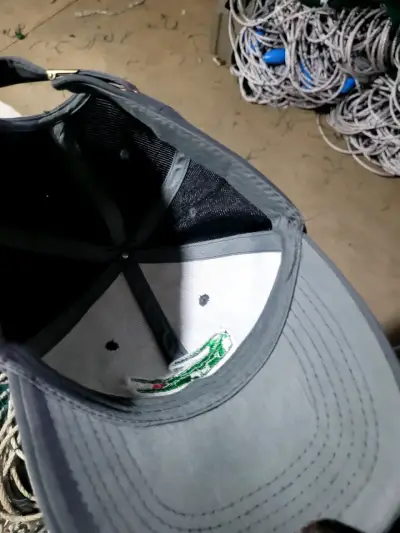 Gorra gris con logo de cocodrilo bordado - miniatura 4