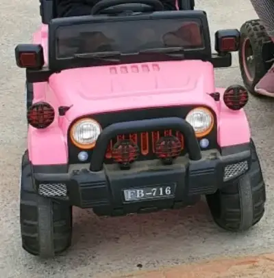 Auto eléctrico infantil rosa - miniatura 1