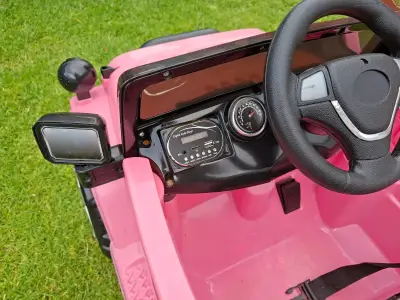 Auto eléctrico infantil rosa - miniatura 4