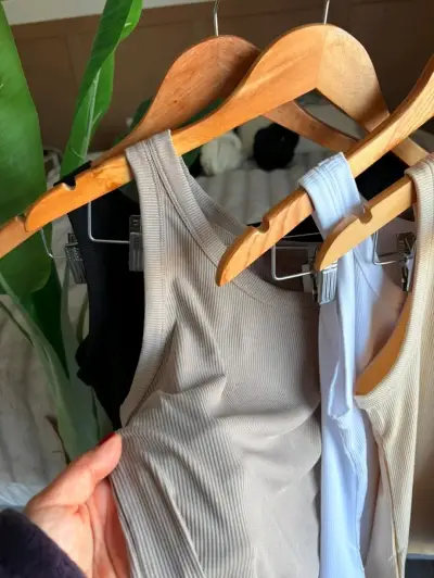 Poleras básicas de mujer en varios colores - miniatura 4