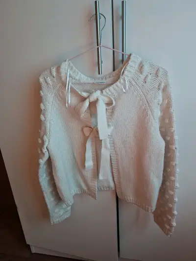 Chaleco de punto blanco con lazos decorativos - miniatura 1