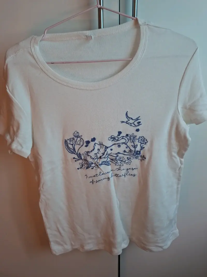Polera blanca con diseño floral azul