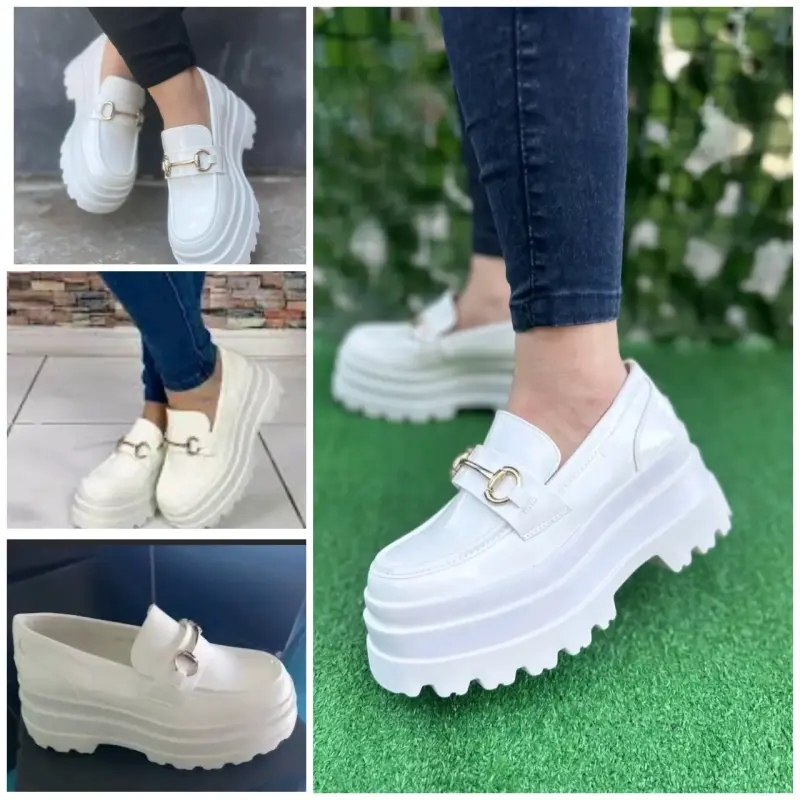 Zapatos de plataforma blancos con hebilla dorada