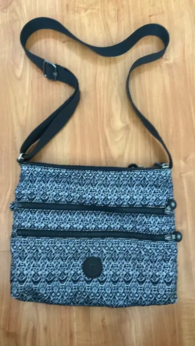 Bolso cruzado Kipling estampado con bolsillos - miniatura 1