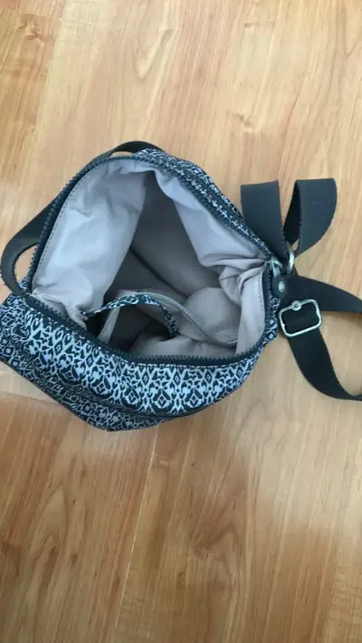Bolso cruzado Kipling estampado con bolsillos - miniatura 3