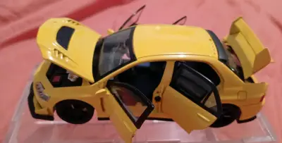 Modelo escala Mitsubishi Lancer Evolution amarill - miniatura 1