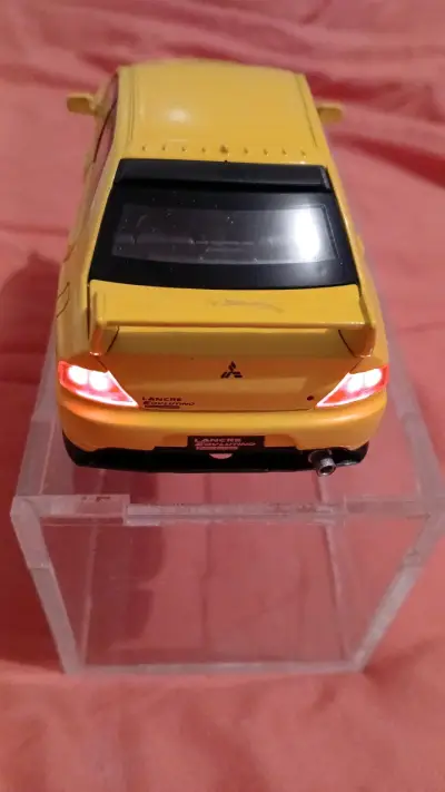 Modelo escala Mitsubishi Lancer Evolution amarill - miniatura 2