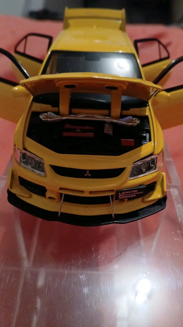 Modelo escala Mitsubishi Lancer Evolution amarill - 3