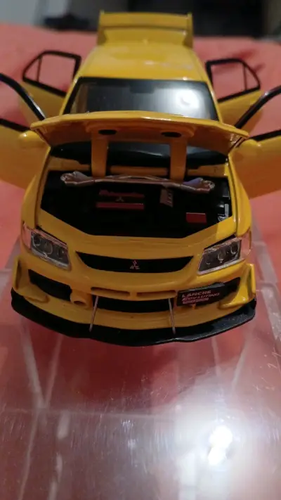 Modelo escala Mitsubishi Lancer Evolution amarill - miniatura 3