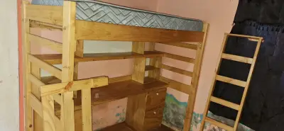 Cama alta de madera con escritorio integrado - miniatura 1