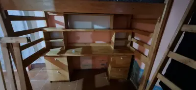 Cama alta de madera con escritorio integrado - miniatura 2