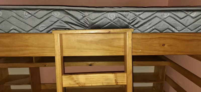 Cama alta de madera con escritorio integrado - 3