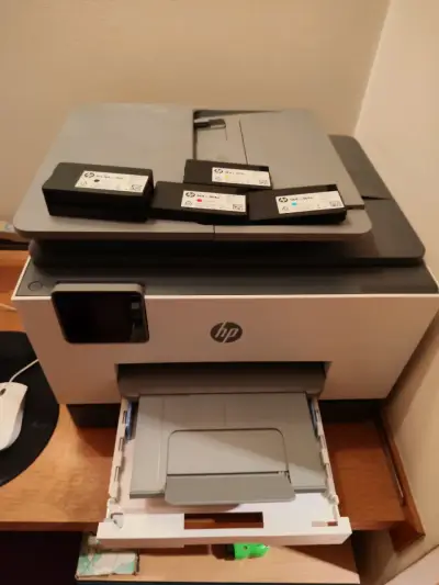 Impresora multifuncional HP con cartuchos incluidos - miniatura 1