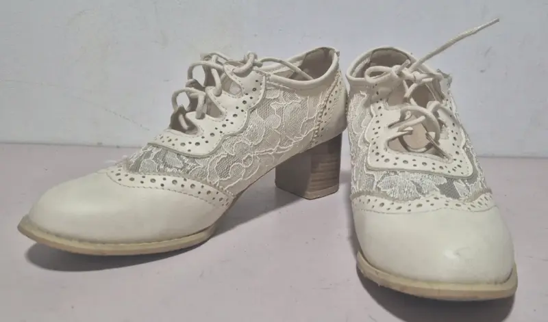 Zapatos de tacón beige con encaje para mujer