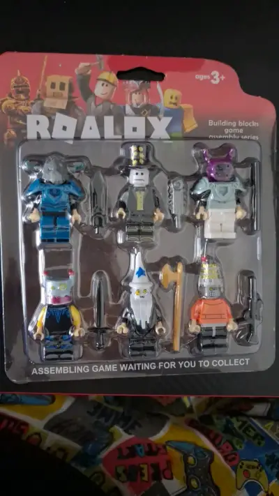 Set de figuras de lego roblox - miniatura 1