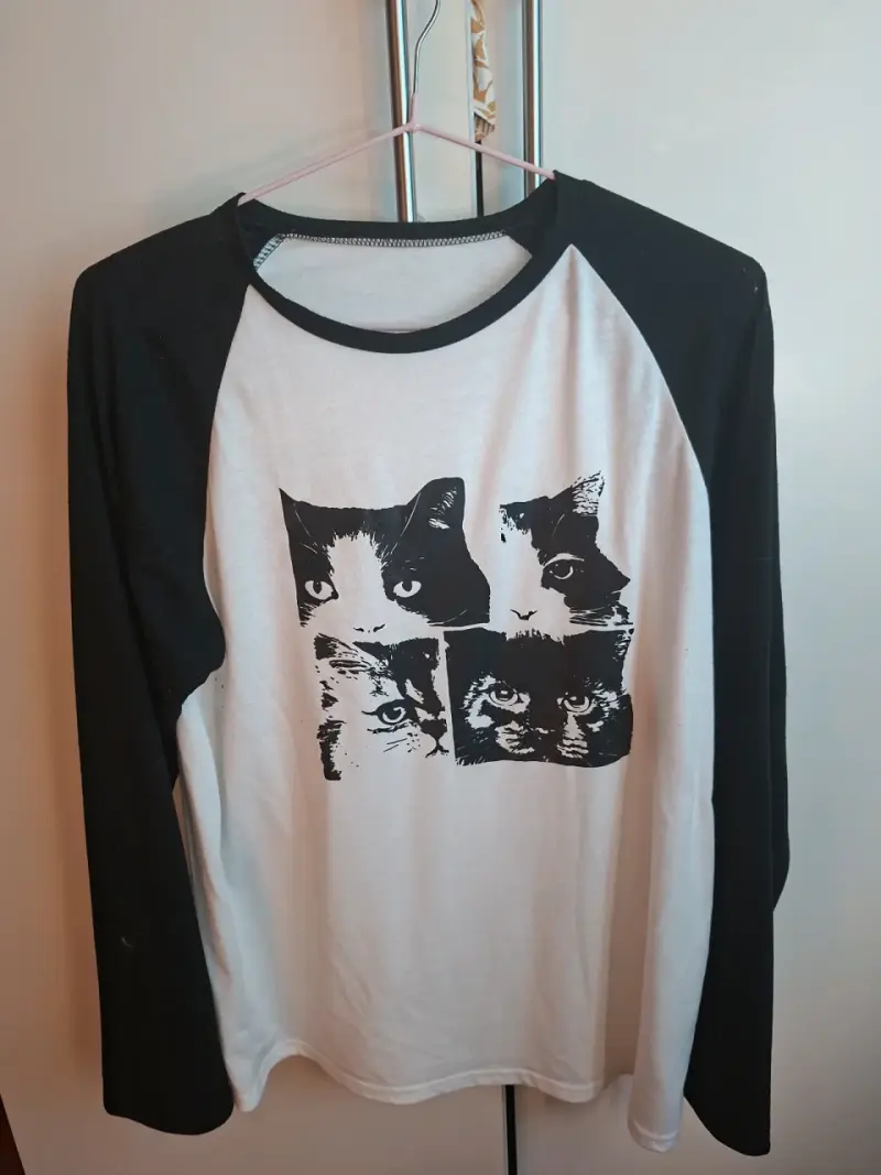 Polera manga larga con diseño de gatos