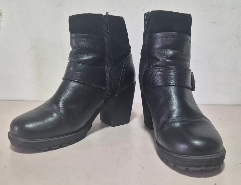 Botines de cuero negro con tacón para mujer