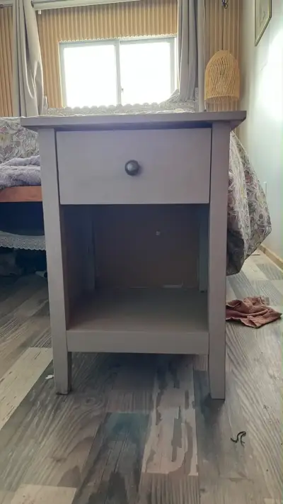 Mesas de noche de madera con cajón - miniatura 1