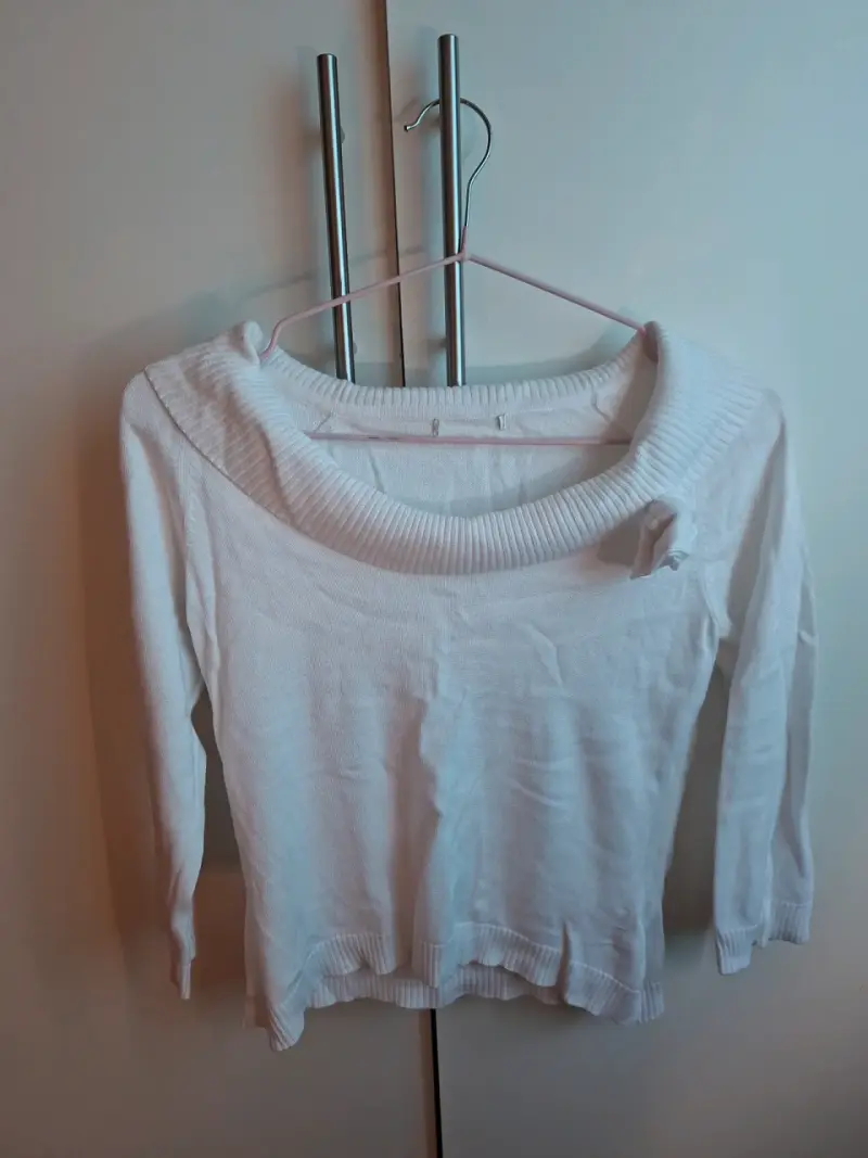 Suéter blanco de cuello ancho para mujer