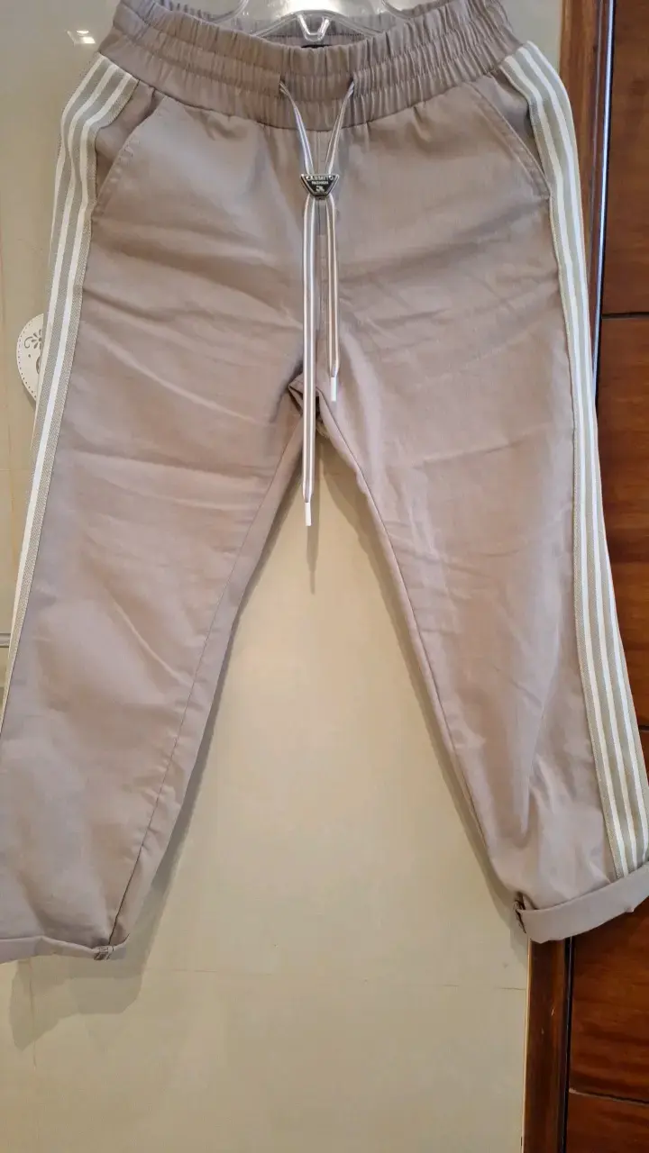Pantalones deportivos beige con rayas - 1