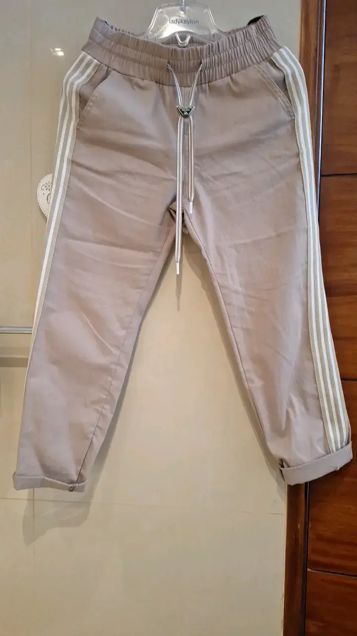 Pantalones deportivos beige con rayas - 2