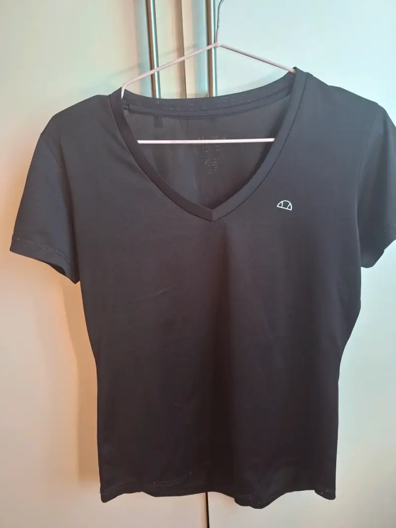Polera negra de mujer con cuello en V