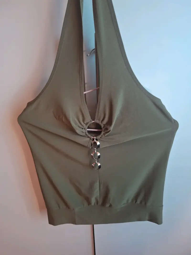 Top verde con diseño de aro metálico