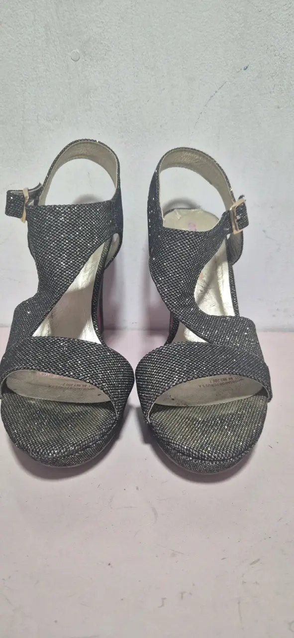 Sandalias de tacón alto negras brillantes - 1