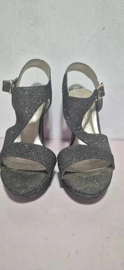 Sandalias de tacón alto negras brillantes - miniatura 1