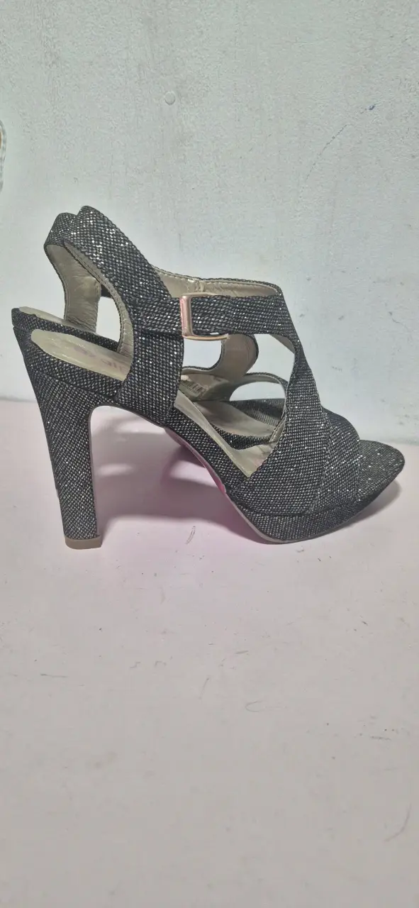 Sandalias de tacón alto negras brillantes - 2