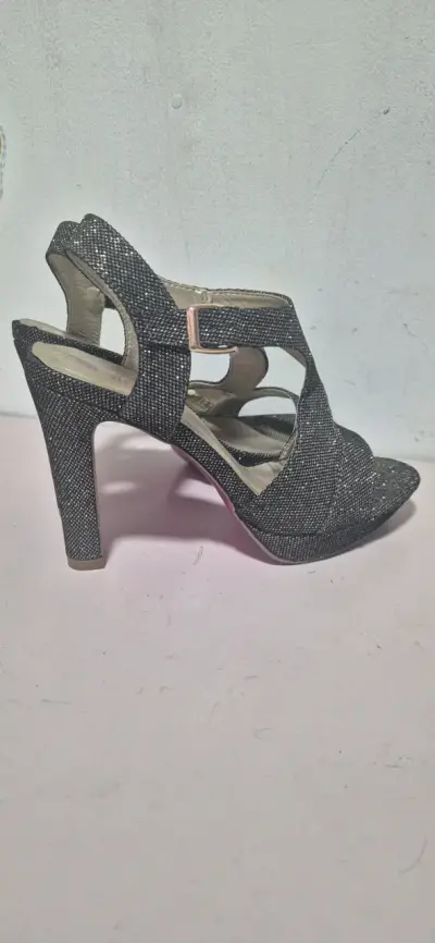 Sandalias de tacón alto negras brillantes - miniatura 2