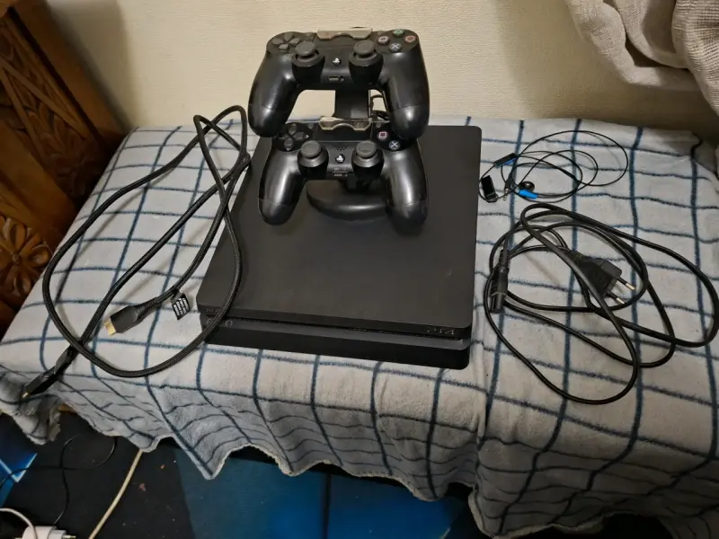 Consola PS4 con dos controles y cables - 1