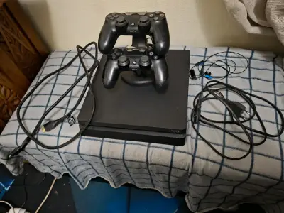 Consola PS4 con dos controles y cables - miniatura 1