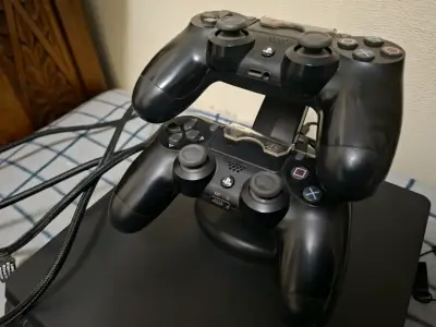 Consola PS4 con dos controles y cables - miniatura 2