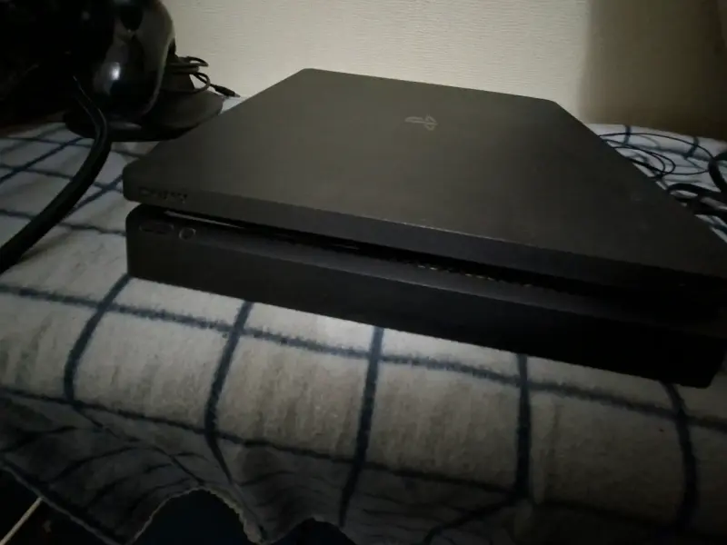 Consola PS4 con dos controles y cables - 3
