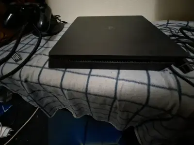 Consola PS4 con dos controles y cables - miniatura 4